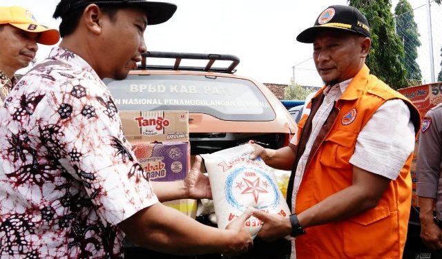 Pj Bupati Pati Serahkan Bantuan Darurat kepada Warga Desa Mintobasuki