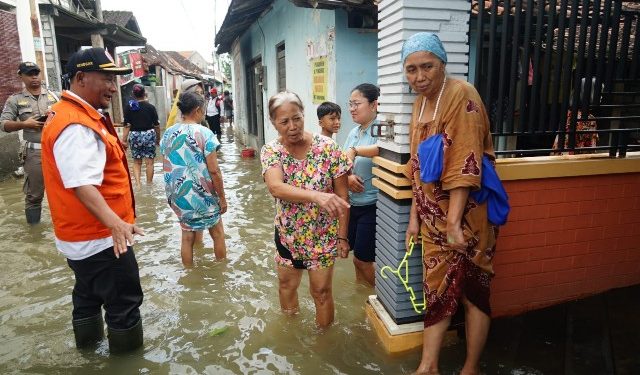 Kecamatan Juwana Masih Banjir, Pj Bupati Pati Sambangi Posko Pengungsian dan Dapur Umum