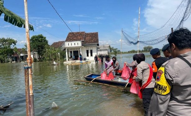 Puluhan Polwan Polresta Pati Turun Tangan Bantu Korban Terdampak Banjir