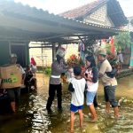Satlantas Polresta Pati Bagikan 300 Nasi Kotak kepada Korban Banjir