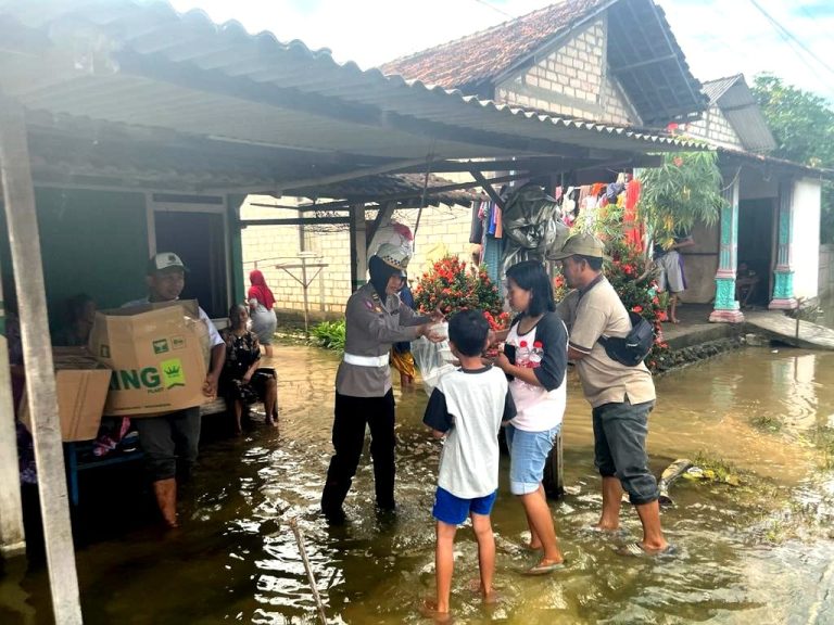 Satlantas Polresta Pati Bagikan 300 Nasi Kotak kepada Korban Banjir