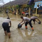 Banjir Sisakan Endapan Lumpur Setebal 30 Cm di SDN Banjarsari 2 Gabus
