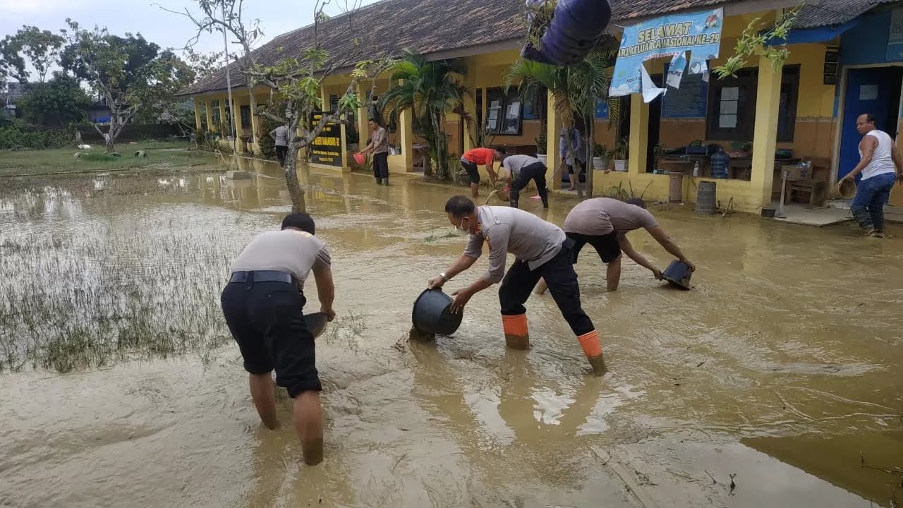 Banjir Sisakan Endapan Lumpur Setebal 30 Cm di SDN Banjarsari 2 Gabus