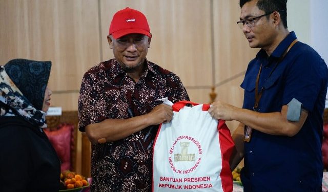 Staf Kepresidenan Kirim 1.000 Paket Sembako ke Warga Terdampak Banjir di Jakenan Pati