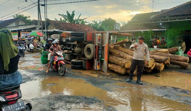 Jalan Tlogowungu-Pati Rusak Parah, Truk Bermuatan Kayu Terguling