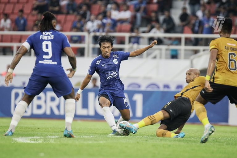 Aksi pemain PSIS Semarang pada laga lawan Bhayangkara FC di Stadion Jatidiri Semarang. (Foto : Dok PT LIB)