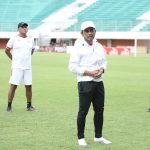 Pelatih PSS Sleman, Seto Nurdiyantoro memberikan instruksi di Stadion Maguwoharjo Sleman. (Foto: Dok Media PSS)