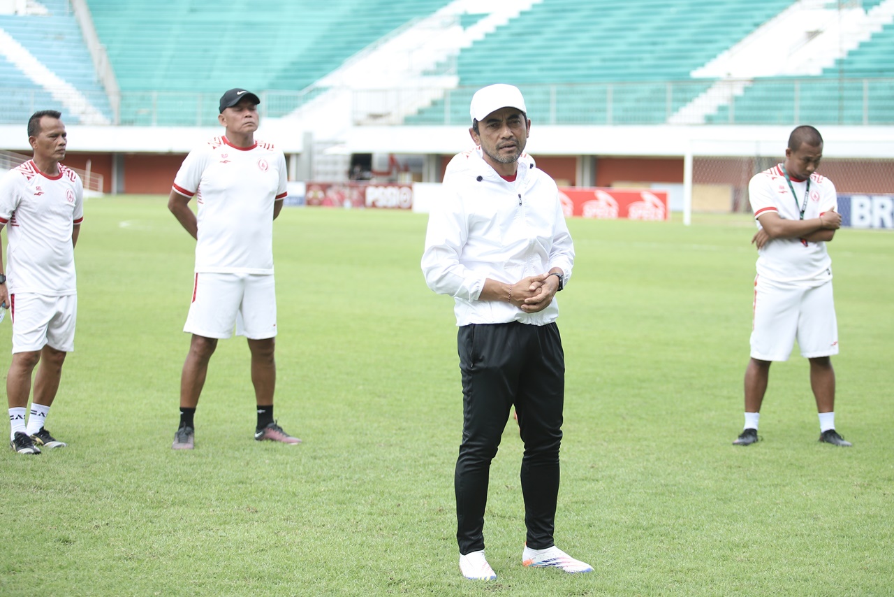 Pelatih PSS Sleman, Seto Nurdiyantoro memberikan instruksi di Stadion Maguwoharjo Sleman. (Foto: Dok Media PSS)