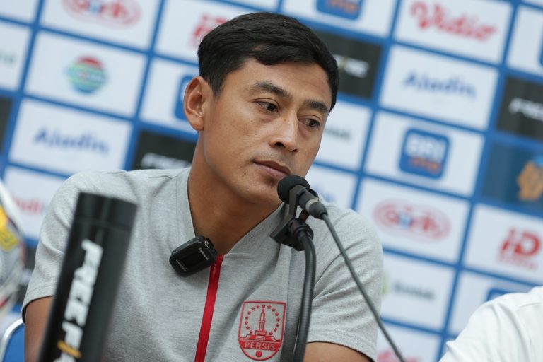 Striker Persis Solo, Samsul Arif dalam sesi jumpa pers BRI Liga 1 2022/2023 (Dok Media Persis Solo)