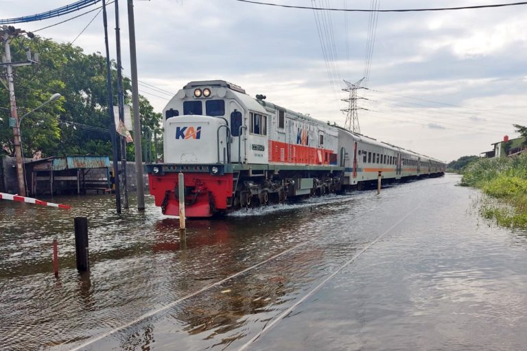 Mulai Surut, Petak Semarang-Tawang Mulai Bisa Dilalui Kereta Api