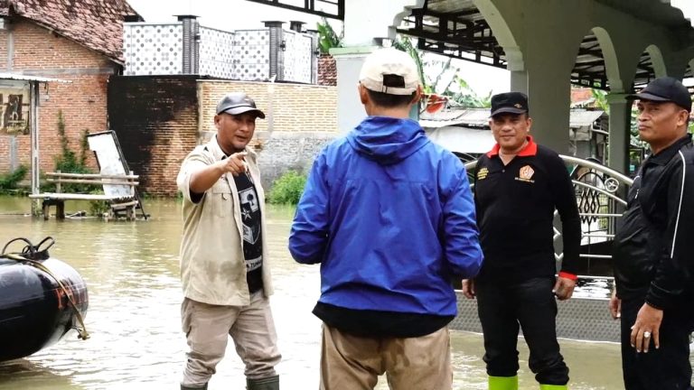 Tinjau Pengungsian, Pj Bupati Bagikan STB dan Distribusikan Bantuan dari Dinsos Pati