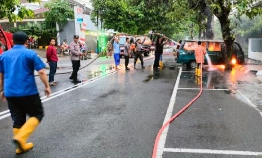 Tak Matikan Mesin saat Isi BBM, Mobil Terbakar di depan SPBU Jenderal Sudirman