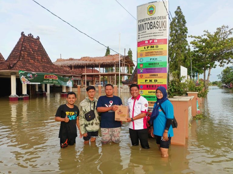 Melalui Karang Taruna Wira Rahagi, Warga Tunjungrejo bantu Warga Terdampak Banjir