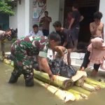 Tak Ada Perahu, Warga Dusun Mlakas Manfaatkan Gedebok Pisang untuk Salurkan Bantuan