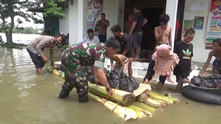 Tak Ada Perahu, Warga Dusun Mlakas Manfaatkan Gedebok Pisang untuk Salurkan Bantuan