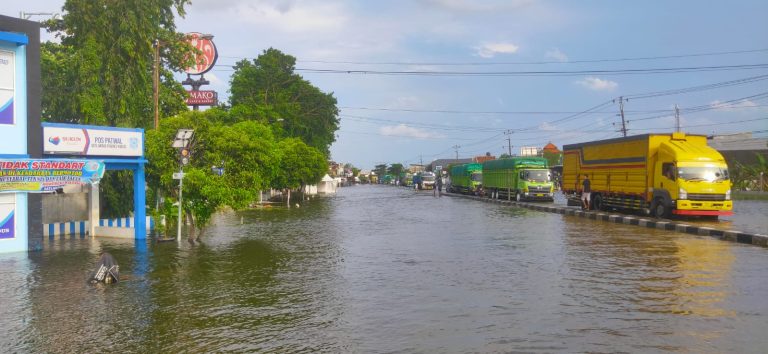 Pertigaan Jalan Lingkar Jati Masih Tergenang, Satlantas Turun Tangan Urai Lalu Lintas