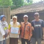 Pemdes Menawan Salurkan Bantuan Kepada Pemilik Rumah Terdampak Longsor