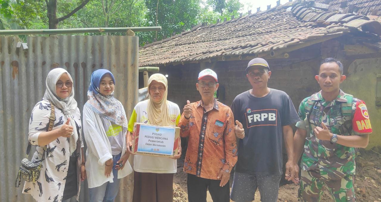 Pemdes Menawan Salurkan Bantuan Kepada Pemilik Rumah Terdampak Longsor