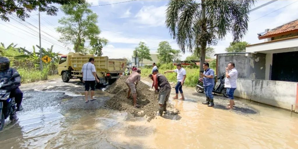 Genangan di Jalan Mengering, Jalur Kudus-Purwodadi Menyisakan Kerusakan