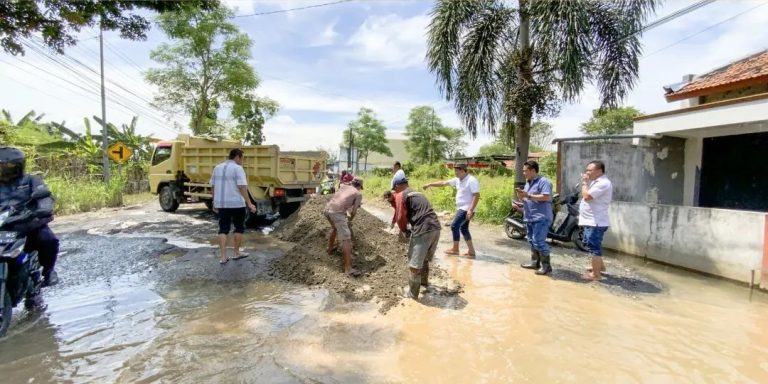 Genangan di Jalan Mengering, Jalur Kudus-Purwodadi Menyisakan Kerusakan