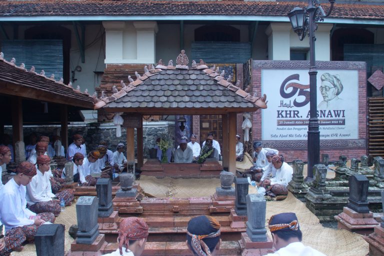 Ribuan Santri Qudsiyyah Ikuti Khataman Al-Qur’an di Makam KHR Asnawi