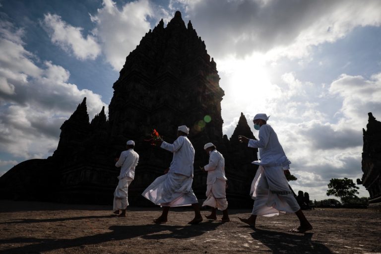 Digelar Perdana di Candi Prambanan, Umat Hindu Upacara Hari Suci Kuningan