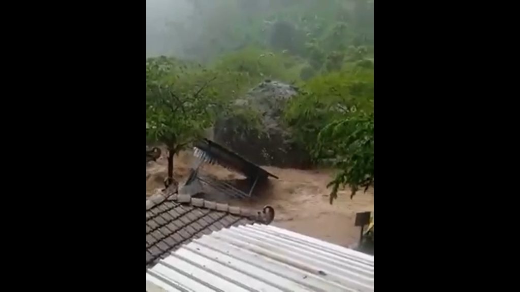 Viral Aliran Sungai Deras, Kades Rahtawu Pastikan Situasi Aman Terkendali