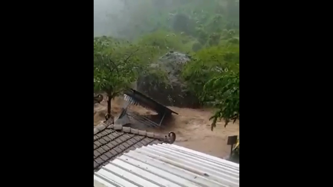 Viral Aliran Sungai Deras, Kades Rahtawu Pastikan Situasi Aman Terkendali