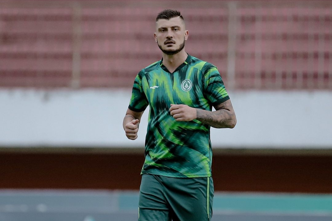 Yevhen Bokhasvili dalam sesi latihan di Stadion Maguwoharjo Sleman. (Foto: Dok Media PSS)