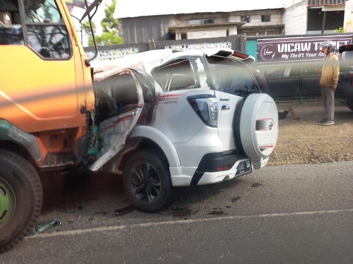 Satu Orang Tewas, Minibus dan Truk Adu Banteng di Pantura Pati-Kudus