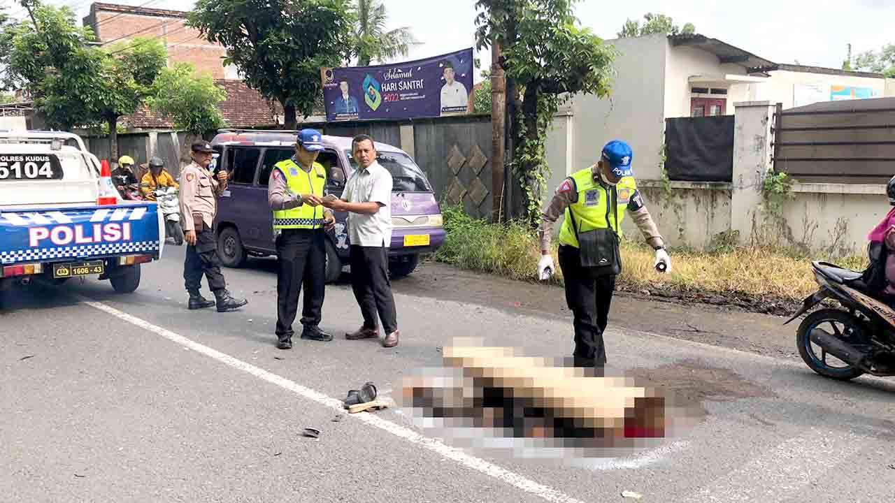 Senggol Truk Boks, Pemotor Asal Jepara Terjatuh dan Tewas di Tempat