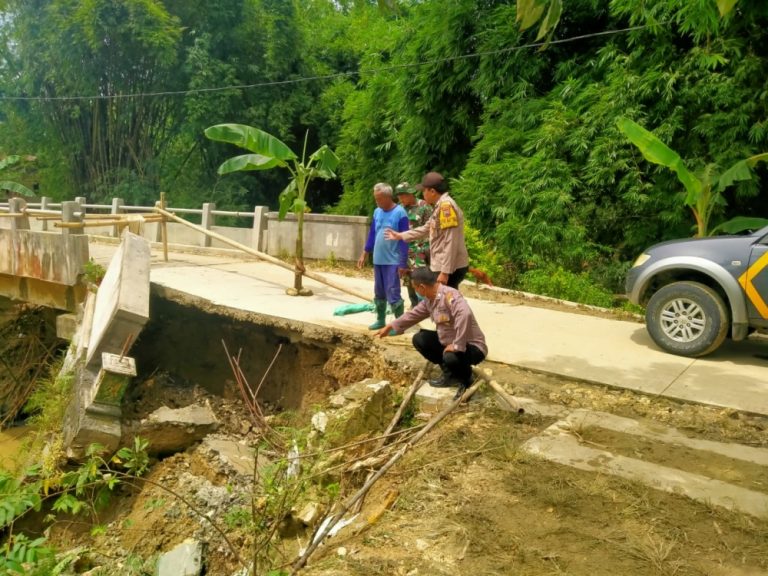 Dihajar Hujan Deras Berhari-hari, Pondasi Tiga Jembatan Longsor