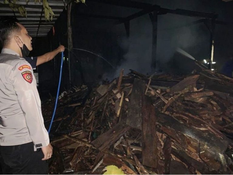 Kabel Usang Picu Korsleting, Satu Rumah di Desa Bringin Hangus Terbakar