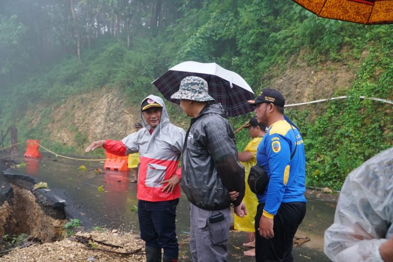 Pj Bupati Pati Tinjau Longsor di Ruas Jalan Raya Kayen – Tambakromo