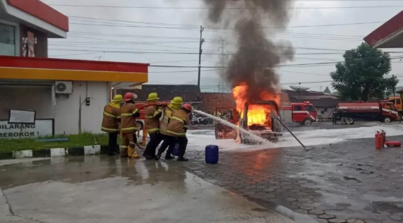 Respon Cepat Polres Magelang Kota saat Mobil Terbakar di SPBU Canguk
