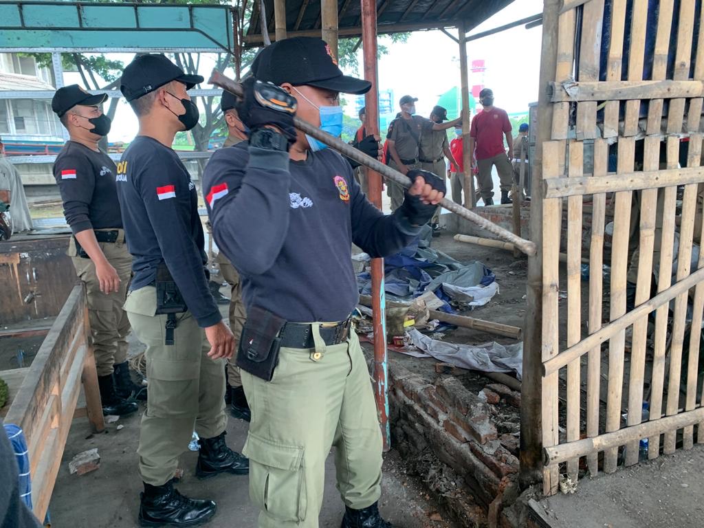 Satpol PP Bongkar Lapak PKL di Depan Pintu Pelabuhan