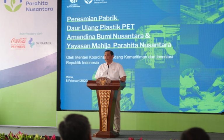 Resmikan Pabrik Daur Ulang Botol Plastik, Luhut: Komitmen Kita Kurangi Sampah Laut