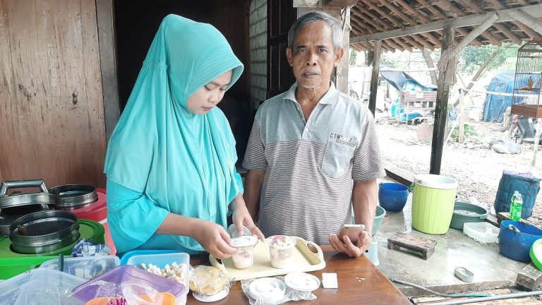Es Puter Legendaris Pak Sumijan, Sehari Bisa Habis Hingga 300 Porsi