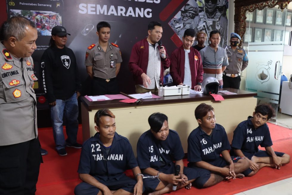 Tak Terima Digeber, Empat Pemuda Hajar Karyawan Cuci Mobil di Semarang