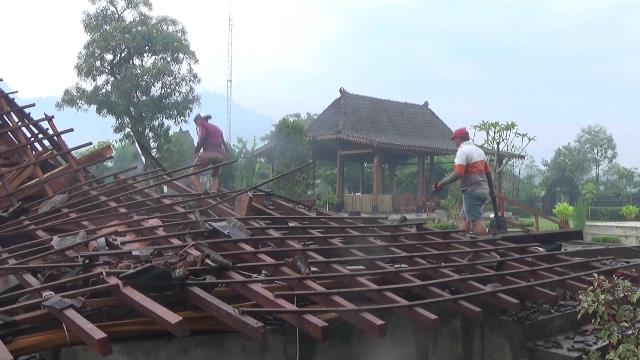 Angin Kencang Rusak Balkondes dan Sejumlah Rumah Warga