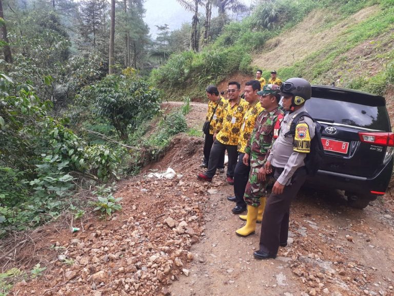 Dikeluhkan Warga, Sekda Lansung Turun ke Jalan Rusak di Lebakbarang