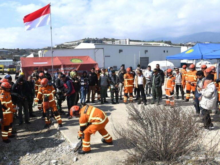 Menko PMK Muhadjir Effendy beserta rombongan mengunjungi pusat operasi tim INASAR di Kota Antakya, Provinsi Hatay, Turki, pada Rabu (22/02/2023). (Foto: Dok BPMI Setpres)