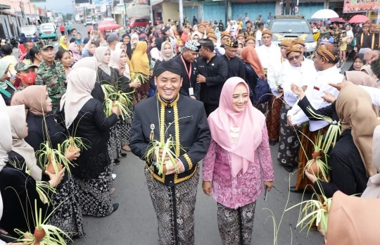 Warga Randudongkal Antusias Saksikan “Kirab Nagari Jembar”