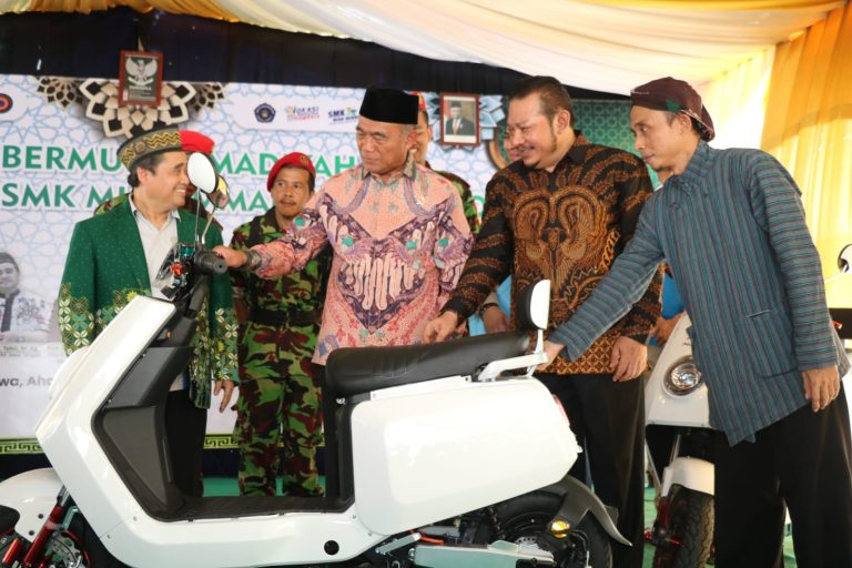 Menko PMK Resmikan Teaching Factory Teknik Otomotif SMK Muhammadiyah