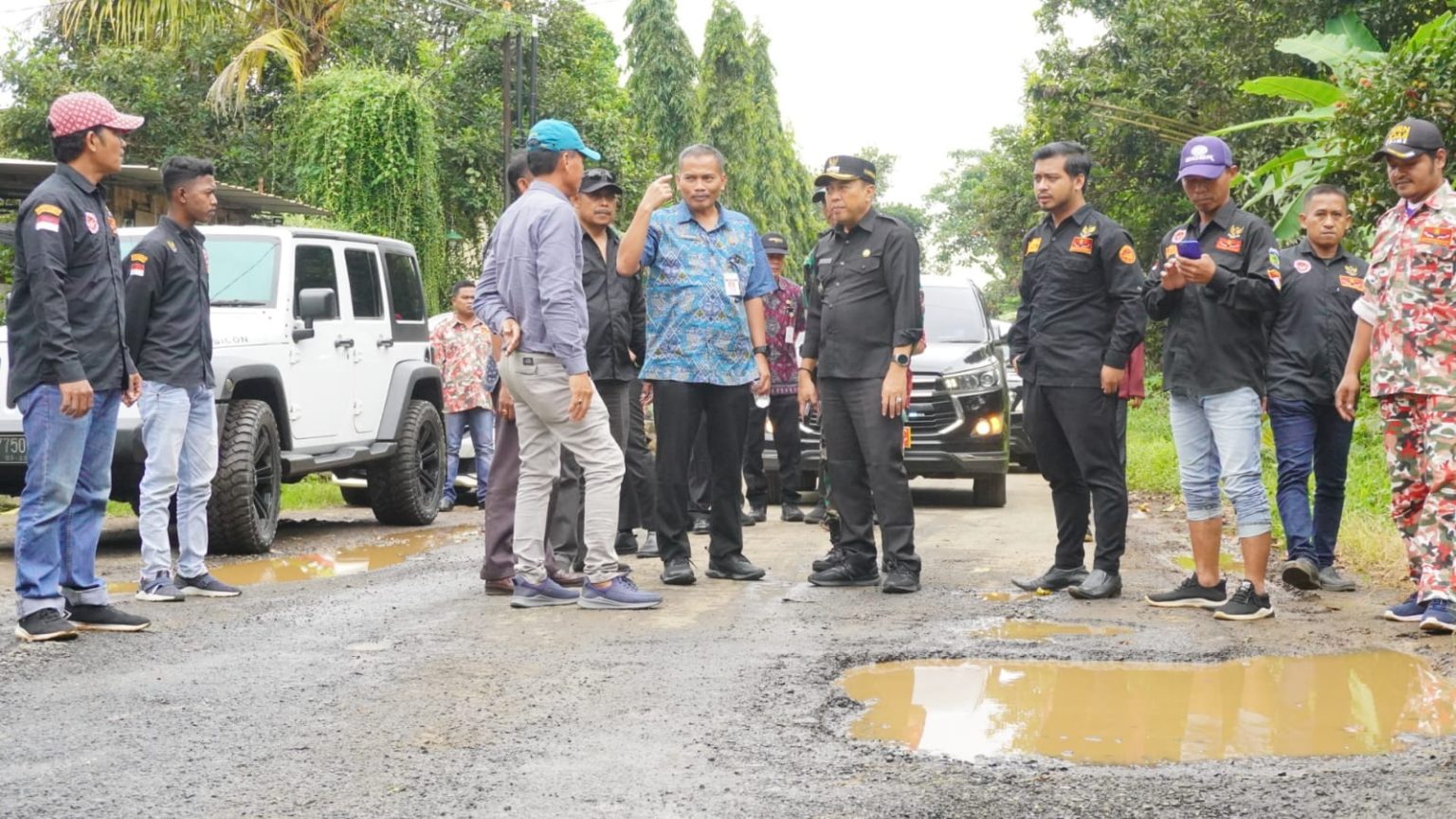 Tinjau Jalan Rusak, Pj Bupati Jepara Perintahkan Dinas PUPR Segera Perbaiki