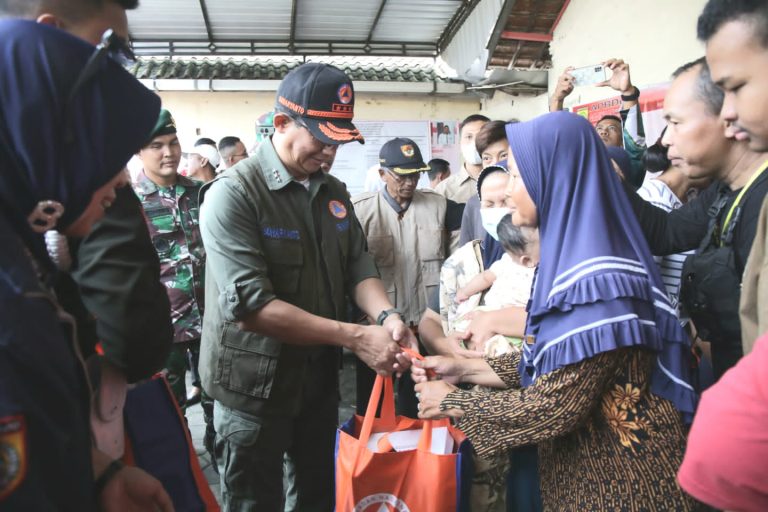 BNPB Serahkan Bantuan Kepada Warga Terdampak Banjir di Surakarta dan Sukoharjo