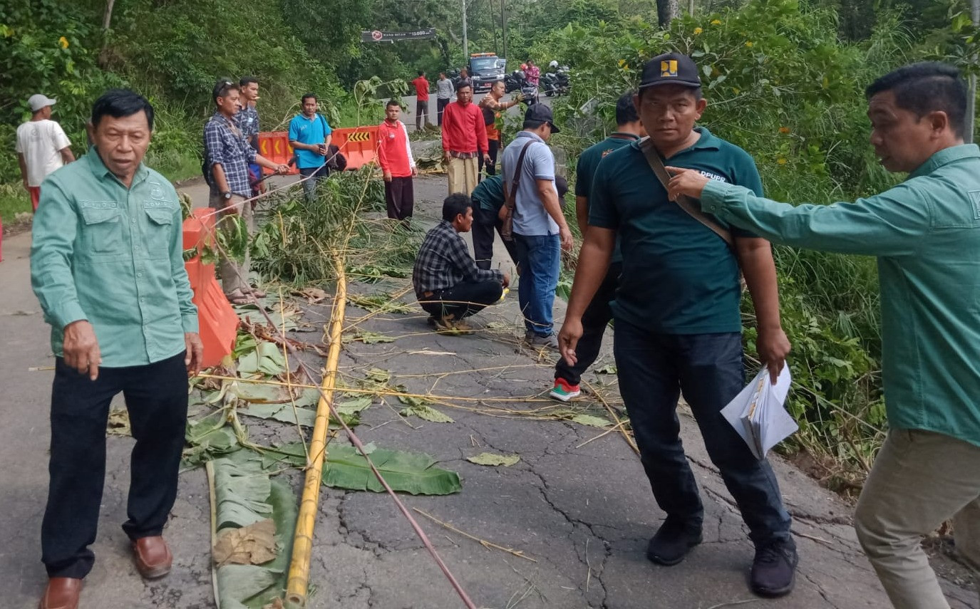 Jalan Utama Penghubung Kecamatan Simo - Klego Longsor