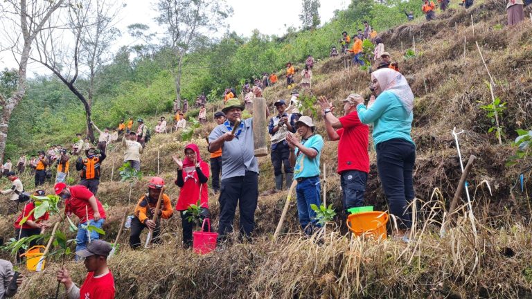 Warisi Semangat Baden Powell, Pramuka Reboisasi Bukit Gundul di Bandungan