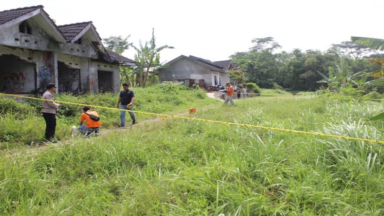 Lokasi tempat keduanya berduel diberi garis polisi saat olah tkp