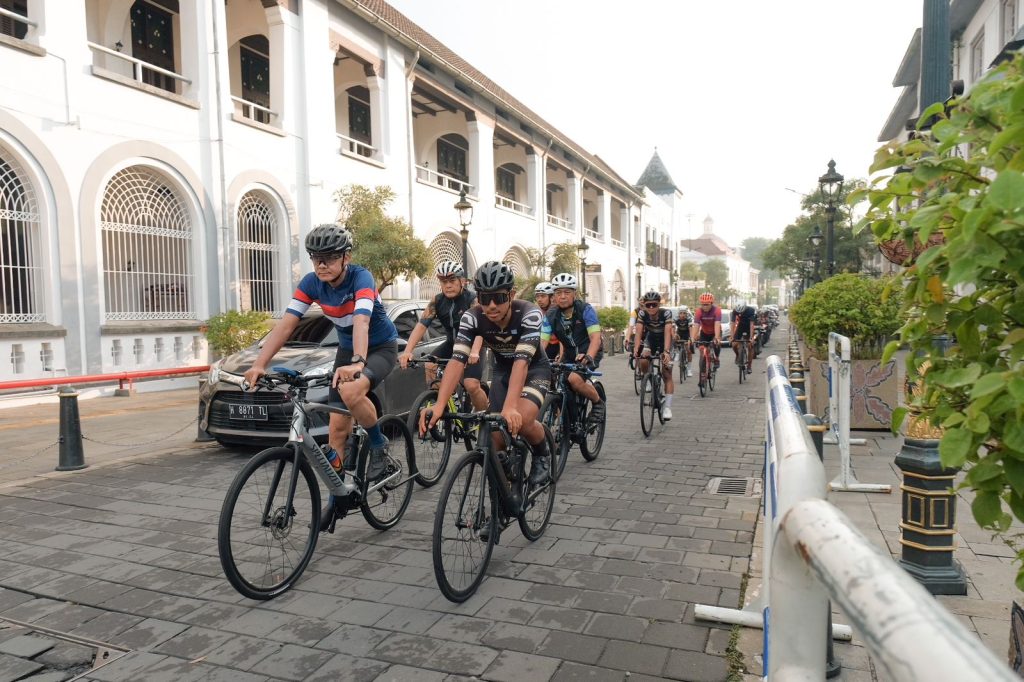 Asyiknya Ganjar Gowes Bareng Belasan Atlet Sepeda Profesional di Semarang